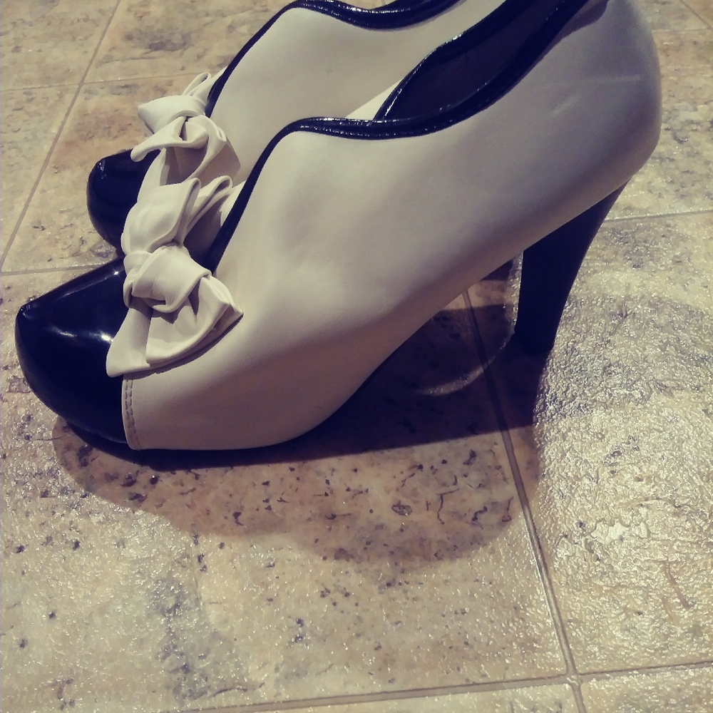 Heels - Picture 2 of 3